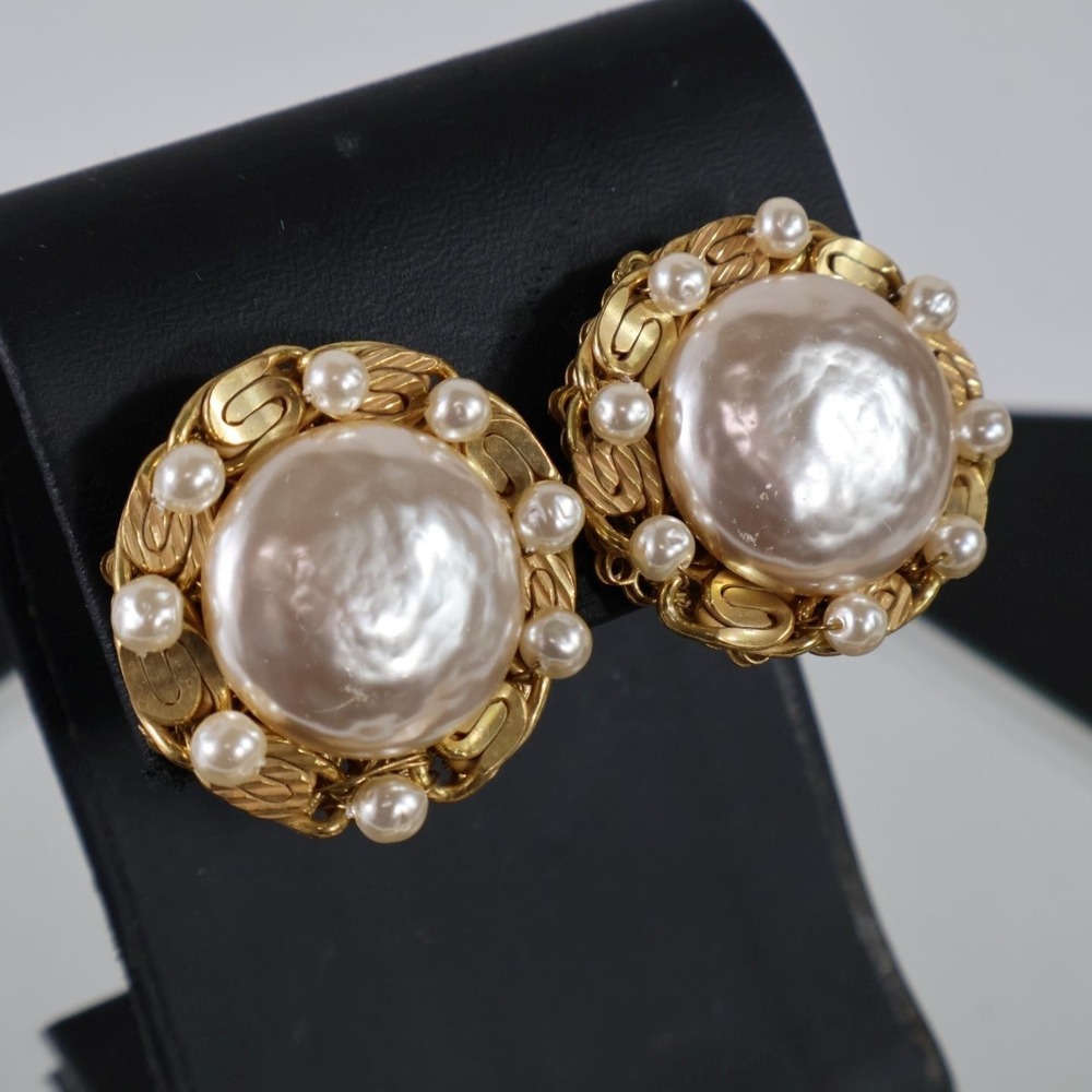 Vintage Miriam Haskell Faux Mabe Pearl Clip On Gold Tone Statement Earrings - Picture 2 of 7